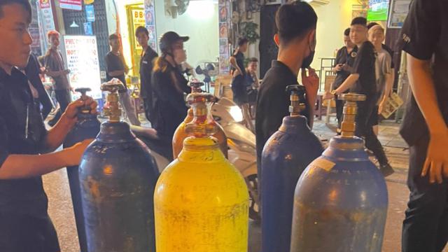 Công an quận Hoàn Kiếm kiểm tra quán bar, thu giữ nhiều bình khí cười