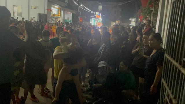 Nghi chủ tiệm vàng vỡ nợ bỏ trốn, hàng trăm người kéo đến “vây” nhà