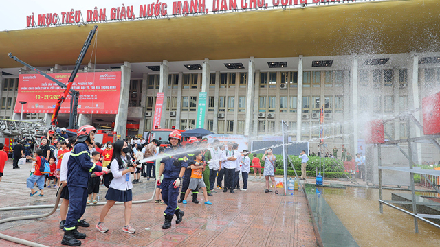 Người dân được trải nghiệm kỹ năng chữa cháy và