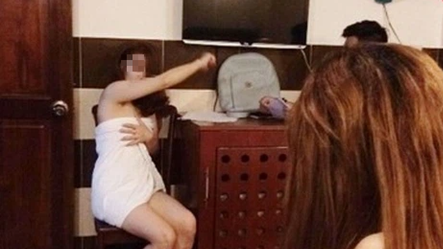 Bắt quả tang “tú bà” kiêm gái bán dâm khi