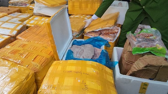 Bắt giữ nam thanh niên giấu hơn 1 tấn tràng trứng, chân gà, nầm lợn… bẩn nhằm tuồn cho nhà hàng tiêu thụ dịp Tết