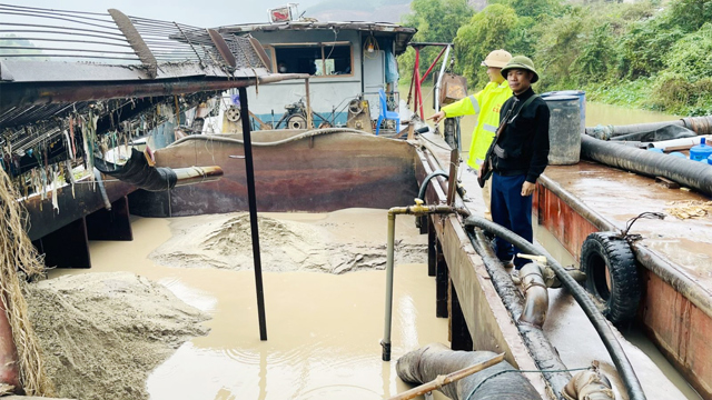 Bắt giữ tàu khai thác cát trái phép trên sông Lục Nam