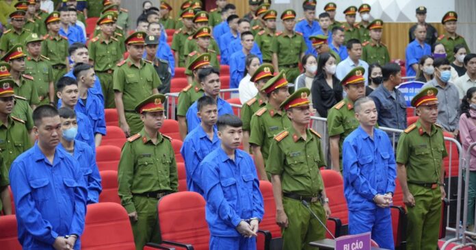 Xét xử 70 bị cáo trong vụ án mạng chấn