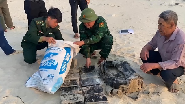 Phát hiện hàng chục kg nghi ma tuý trôi dạt vào bờ biển